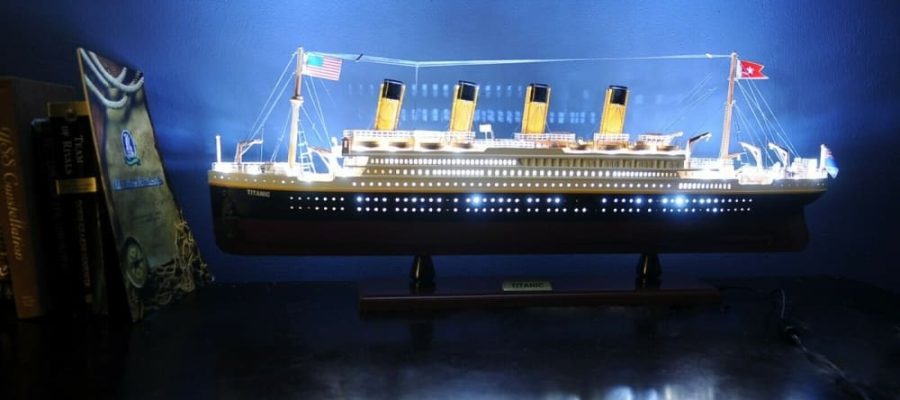 Titanic med ljus modell